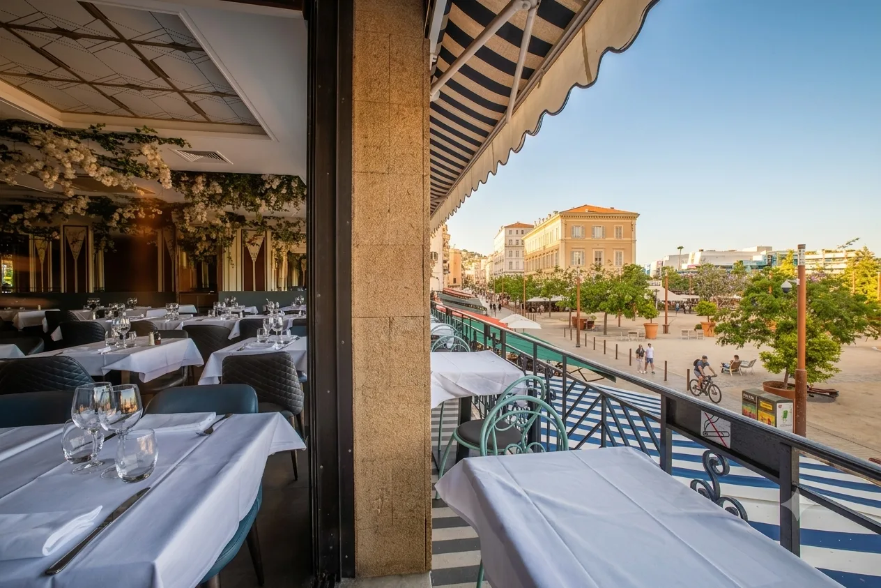 Le balcon du Caveau 30 sur la place